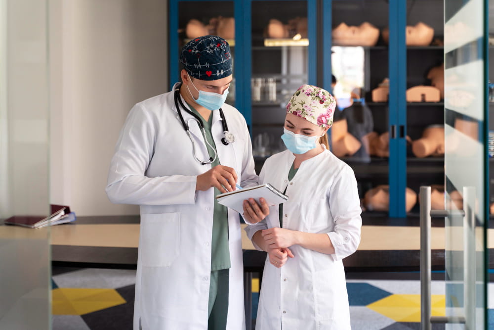 joven estudiante medicina haciendo su practica hospital